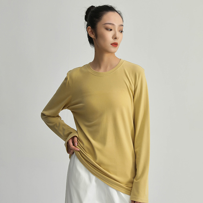 Long sleeve round neck t-shirt creates a comfortable, pleasant feeling