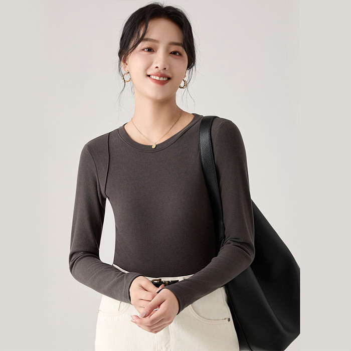 Choose the right size long-sleeved women's t-shirt to fit your body