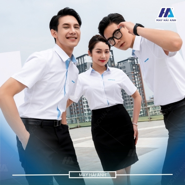 White short sleeve shirt with blue trim