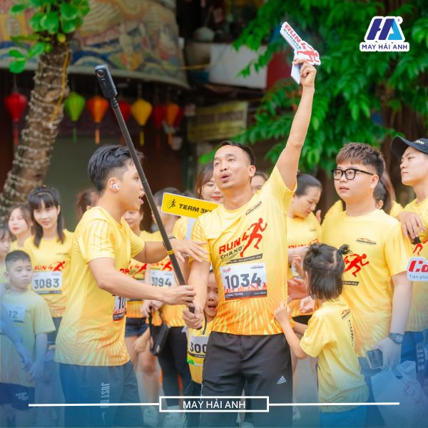 Round neck uniform T-shirt shows dynamism and flexibility