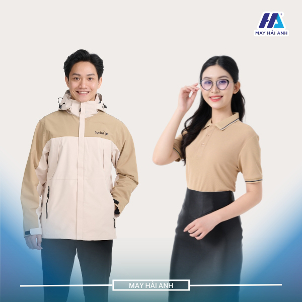 Brown jacket combined with trousers is both masculine and modern