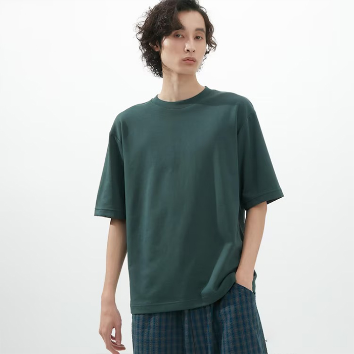 Uniqlo USA – Famous men's clothing brand with minimalist style